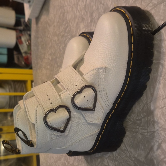 NWOT Dr. Martens Devon Heart Leather Platform Boots in White Milled Napa - Picture 4 of 4